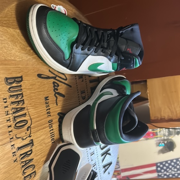(Slightly worn) air Jordan 1s Pune green with red logo on side - Picture 4 of 5